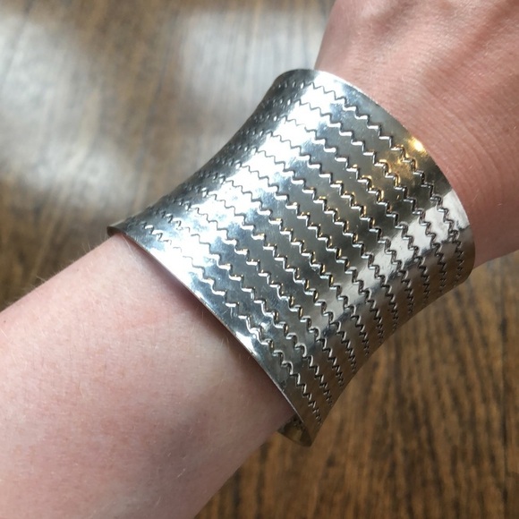 3/$10 Medium Silver Zig Zag Cuff Bracelet - Picture 1 of 6